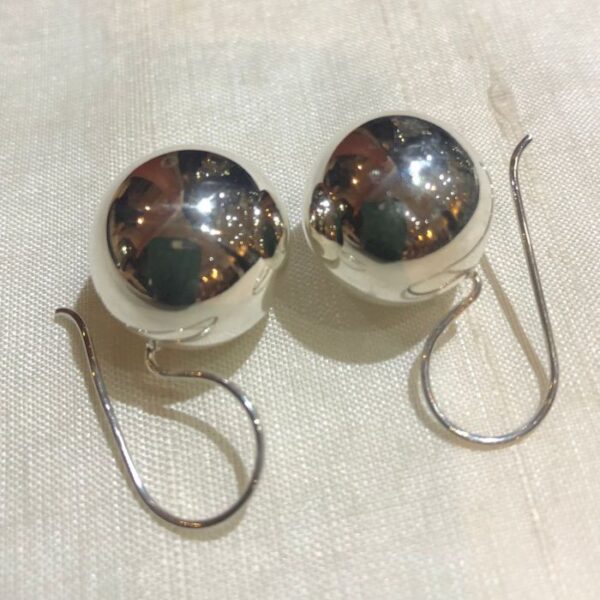 High polished silver ball dangling. Size 12mm